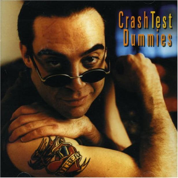 Das Cover der CD „Crash Test Dummies“ zeigt einen Mann mit Sonnenbrille und Tattoo.