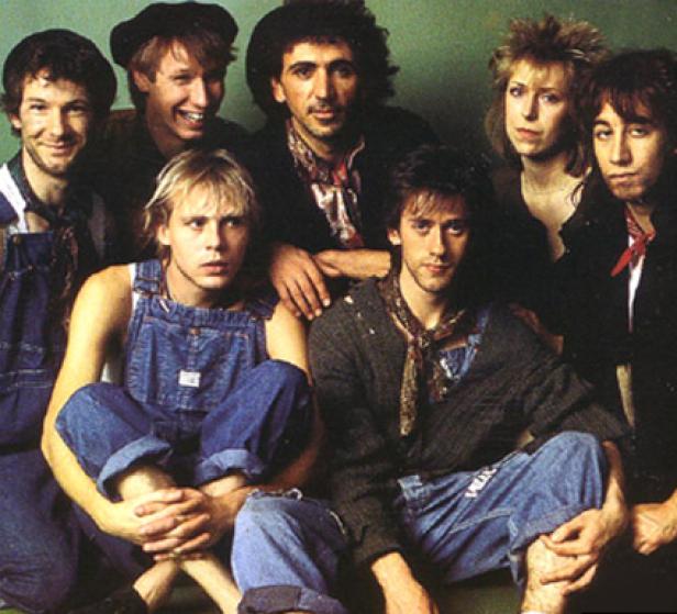 Ein Gruppenporträt der Pogues, einer irisch-englischen Folk-Punk-Band.