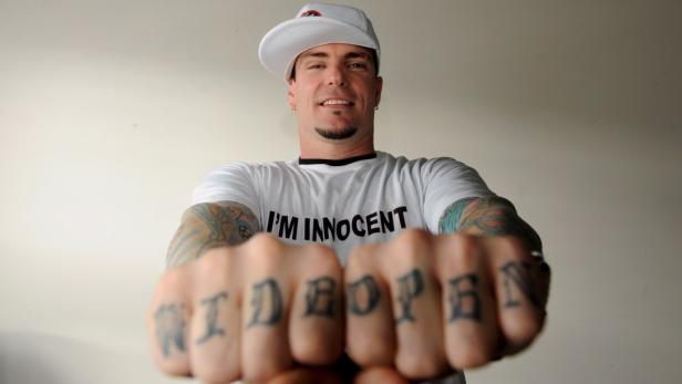 Vanilla Ice zeigt seine Tätowierungen auf den Fäusten, auf denen „Wild“ und „Innocent“ steht.