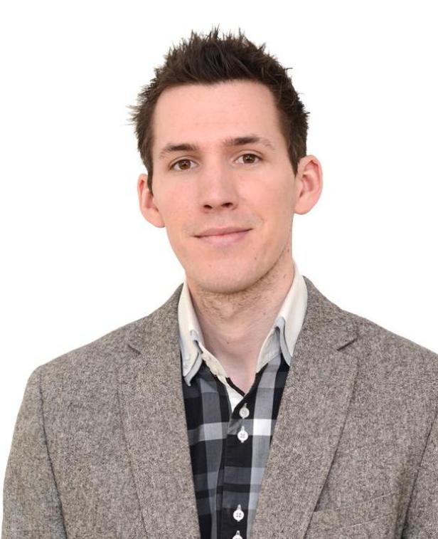 Peter Hofbauer, Leiter Digitale Medien NÖN: Ein Mann mit braunen Haaren und einem Tweed-Sakko vor einem weißen Hintergrund.