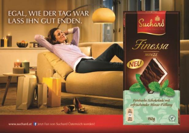 (bilder alle c: mondelez international österreich - suchard - havas worldwide wien) Eine Frau entspannt auf dem Sofa neben einer Tafel Suchard Finessa Minze Schokolade.