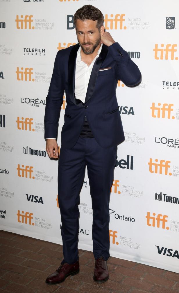 Ryan Reynolds posiert auf dem Toronto International Film Festival in einem marineblauen Anzug.