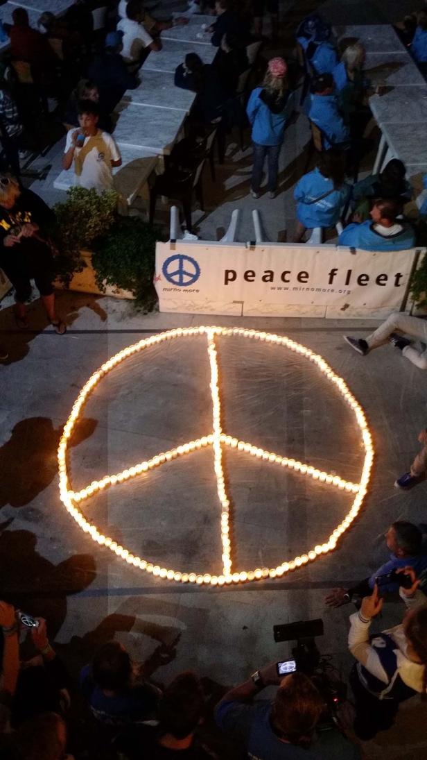 Ein großes Friedenssymbol wurde mit Kerzen auf dem Boden dargestellt.