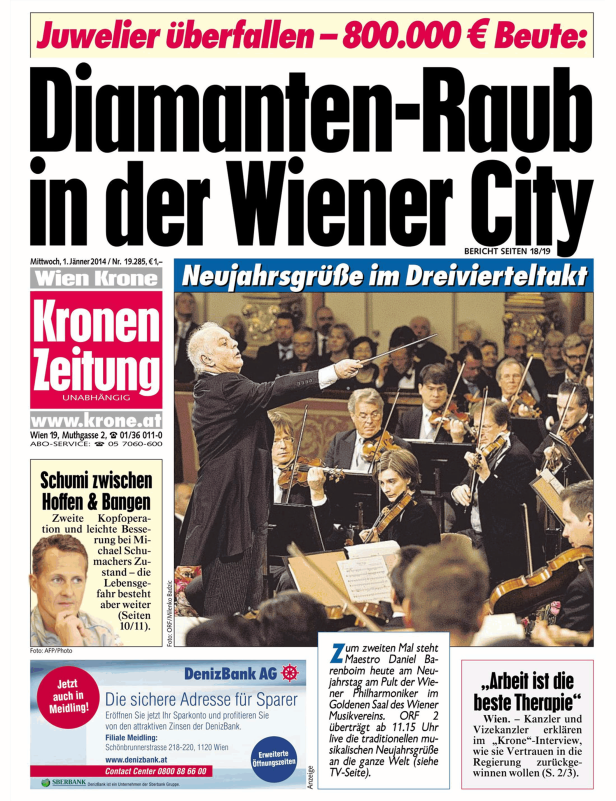 Ein Dirigent leitet ein Orchester während eines Konzerts.