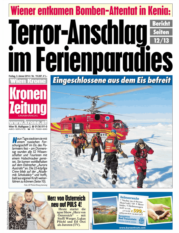 Ein roter Hubschrauber rettet Menschen aus dem Eis in der Nähe des Forschungsschiffs „Akademik Schokalskiy“.