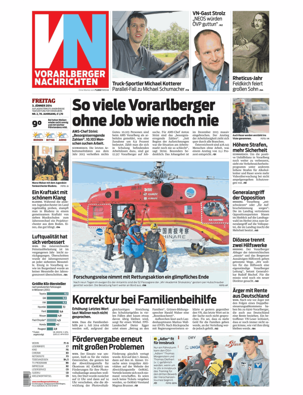 Ein roter Kamov-Hubschrauber der chinesischen Antarktisexpedition HINARE bei einer Rettungsaktion.