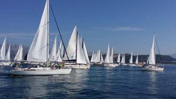 Viele Segelboote nehmen an einer Regatta auf dem Meer teil.