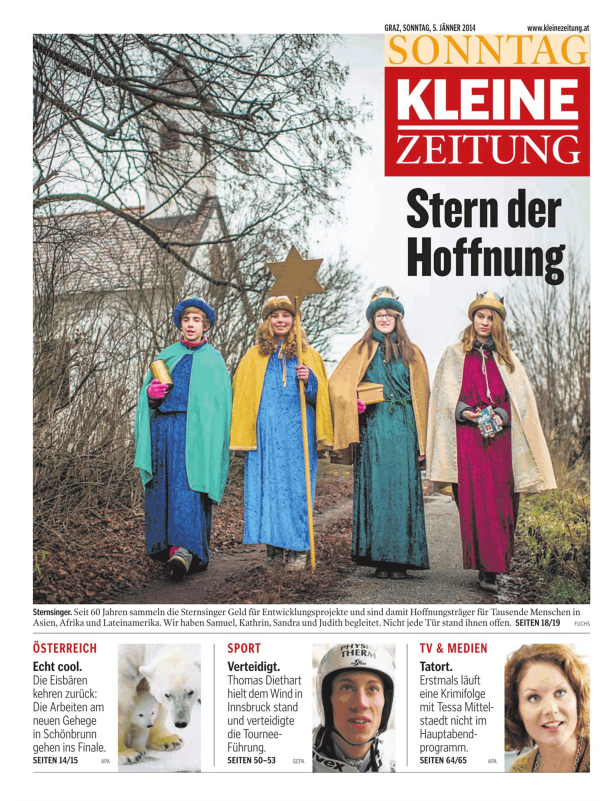 Drei als Sternsinger verkleidete Kinder sammeln Spenden für wohltätige Zwecke.