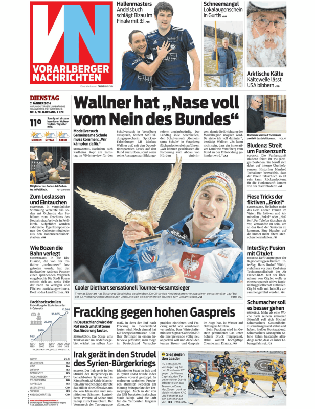 Thomas Diethart hält seine Trophäe als Gesamtsieger der Vierschanzentournee.