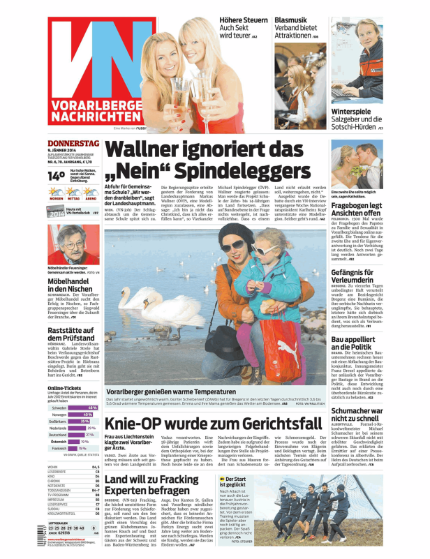 Eine Frau mit Kind füttert Schwäne am Bodensee, laut Zeitung genießen Vorarlberger warme Temperaturen.