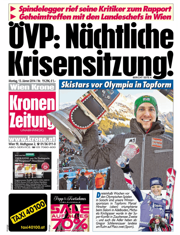 Marcel Hirscher mit einer Trophäe vor einer verschneiten Bergkulisse.