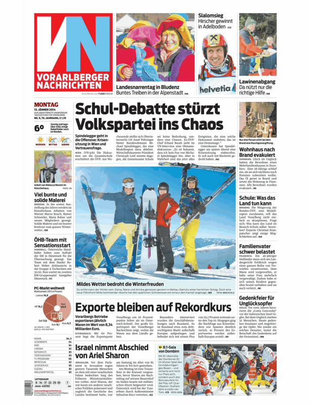 Drei Personen mit Skiern und Snowboard vor einer verschneiten Berglandschaft.