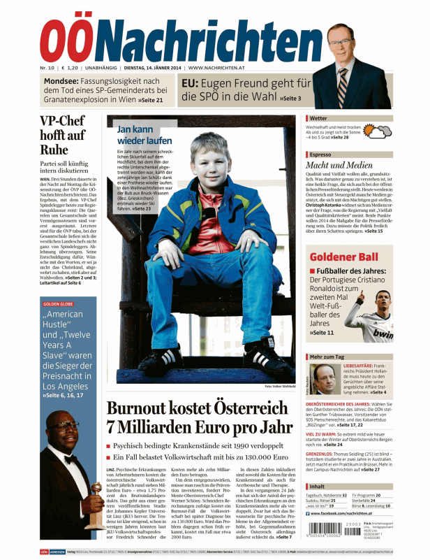 Der zehnjährige Jan Schütz, der nach einem Skiunfall wieder laufen kann, sitzt auf einer Treppe.