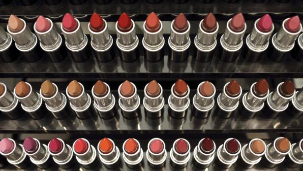 Eine Auswahl an Lippenstiften in verschiedenen Farben in einem Verkaufsaufsteller.