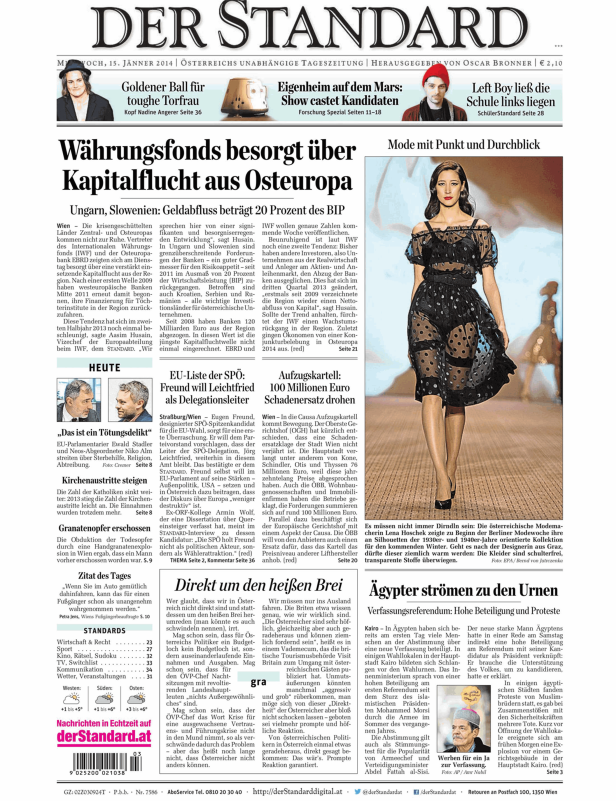 Eine Frau präsentiert ein schulterfreies, transparentes Punktkleid auf dem Laufsteg.