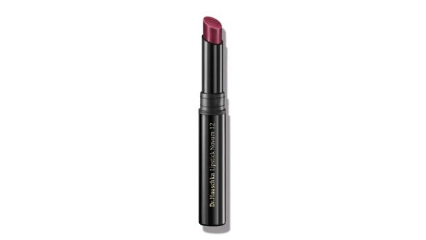 Ein Dr. Hauschka Lipstick Novum 12 in einer schwarzen Hülle.