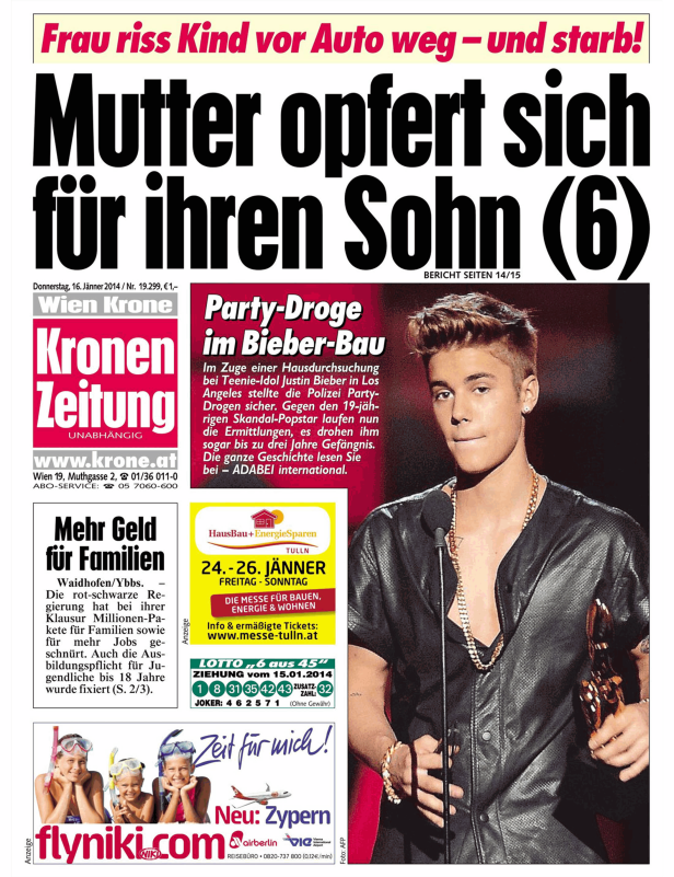 Justin Bieber hält eine Auszeichnung in der Hand.