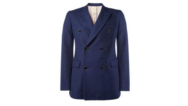 Ein marineblauer zweireihiger Blazer vor einem weißen Hintergrund.