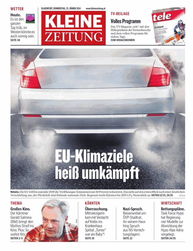 Die Rückansicht eines Autos mit Abgasen, die aus dem Auspuff kommen.