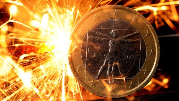Eine Euro-Münze mit dem Vitruvianischen Mann vor einem Hintergrund aus hellen Funken.