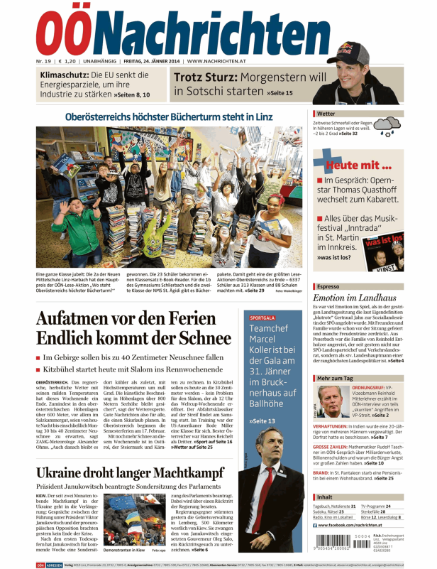 Eine Schulklasse in Linz feiert den Gewinn eines Lesewettbewerbs mit einem Bücherturm.