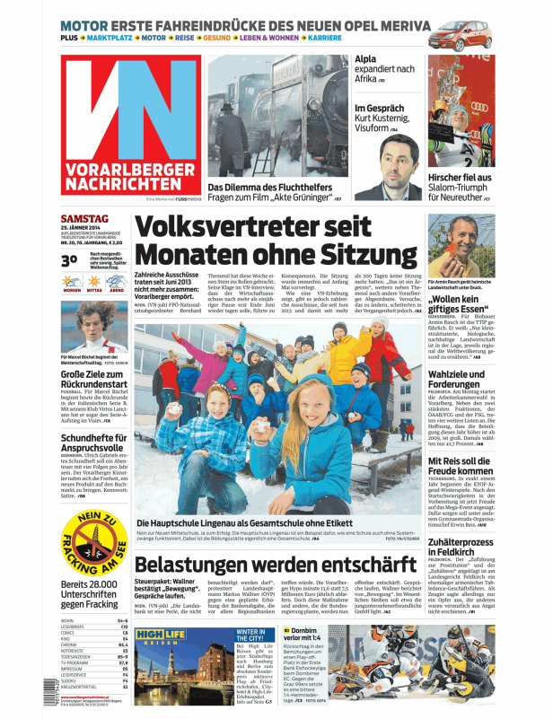 Eine Gruppe von Kindern spielt im Schnee mit Schneebällen.