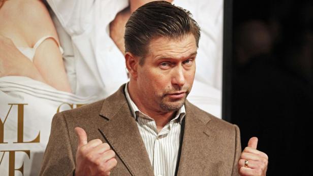 Stephen Baldwin gibt zwei Daumen hoch vor einem Filmposter.