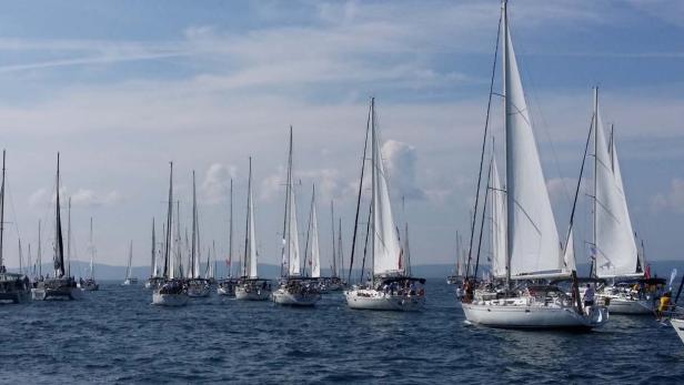 Viele Segelboote nehmen an einer Regatta auf dem offenen Meer teil.