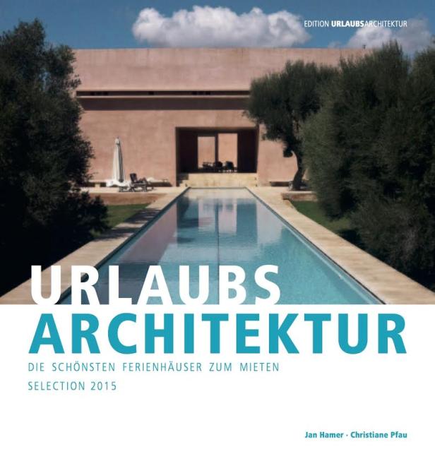 Das Cover des Buches „Urlaubsarchitektur“ zeigt ein modernes Haus mit Pool.