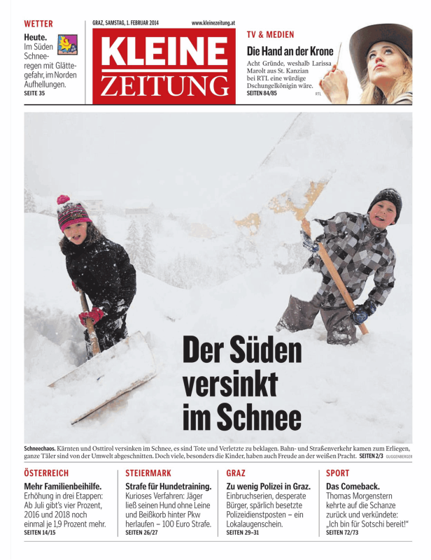 Zwei Kinder schaufeln Schnee vor einem verschneiten Hintergrund.