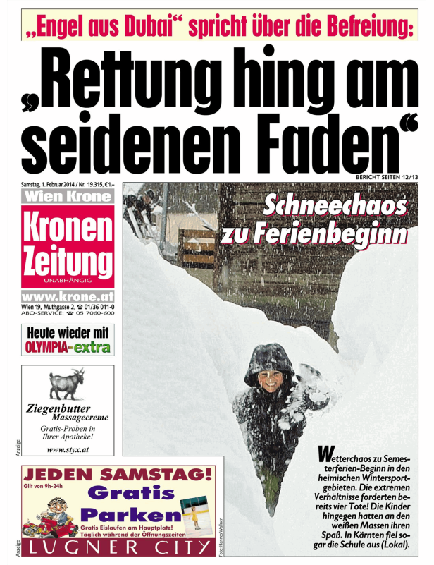 Ein lächelndes Kind steht im Schnee, aufgenommen für einen Artikel über Schneechaos zu Ferienbeginn.