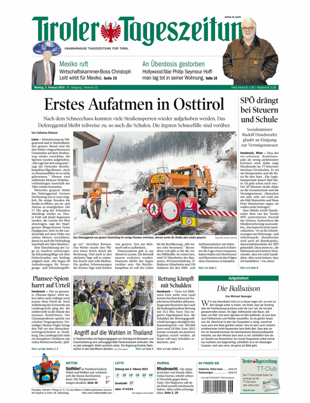 Ein Schneeräumfahrzeug steht vor einer geschlossenen Schranke im Defereggental.
