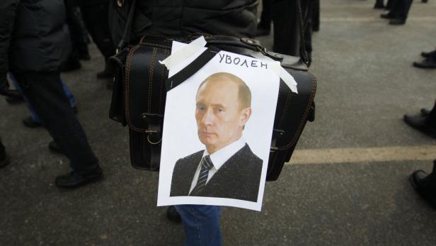 Eine Tasche mit einem Foto von Wladimir Putin und dem russischen Wort „УВОЛЕН“ (entlassen).