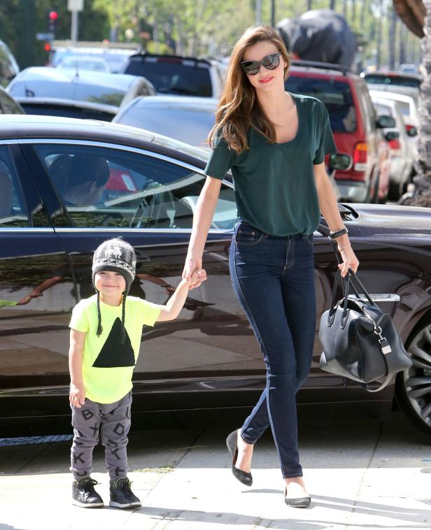 Miranda Kerr geht mit ihrem Sohn Flynn spazieren.