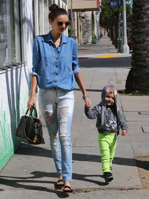 Miranda Kerr geht mit ihrem Sohn auf dem Bürgersteig spazieren.