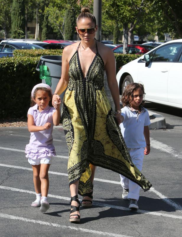 Jennifer Lopez geht mit ihren Kindern über einen Parkplatz.