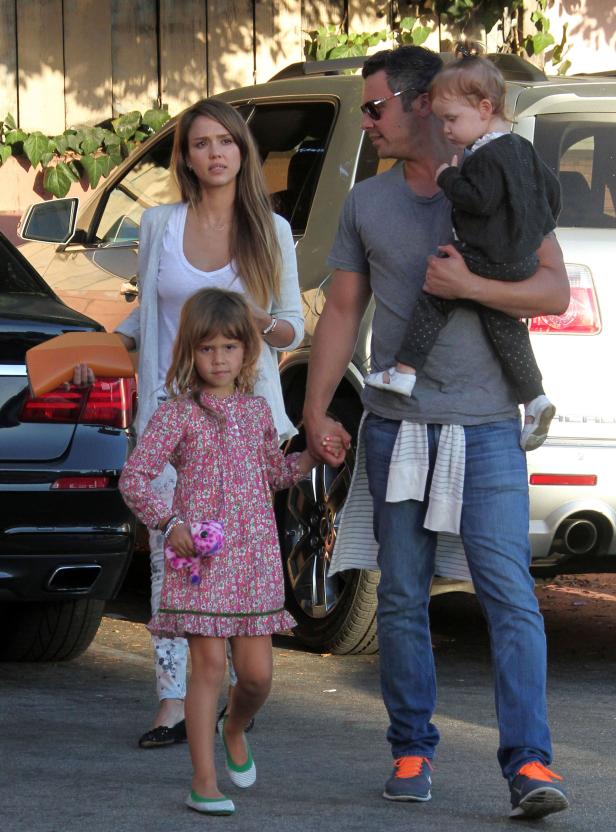 Jessica Alba mit Ehemann und ihren zwei Töchtern auf der Straße.