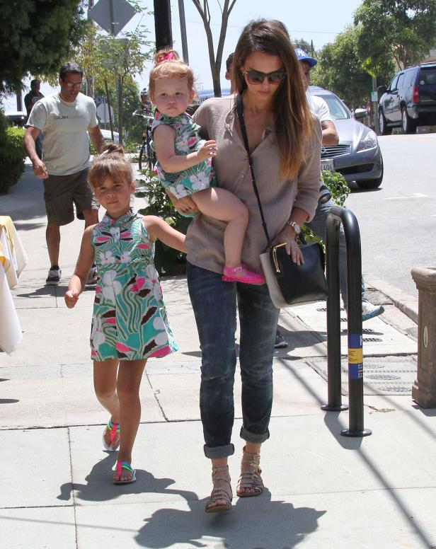 Jessica Alba geht mit ihren zwei Töchtern auf dem Bürgersteig entlang.