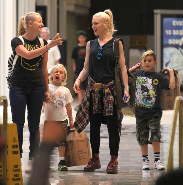 Gwen Stefani mit ihren Söhnen und einer Freundin beim Verlassen eines Gebäudes.