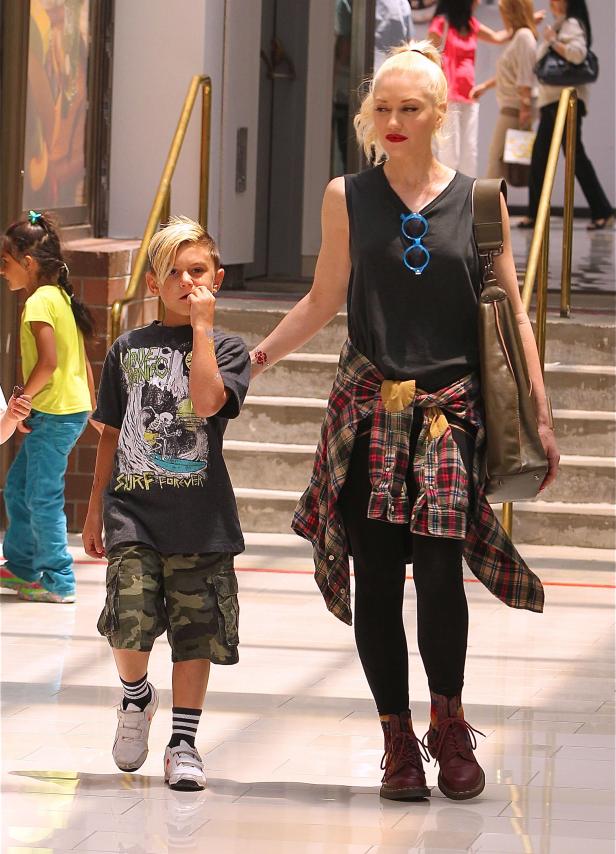 Gwen Stefani mit ihrem Sohn auf dem Weg durch ein Einkaufszentrum.