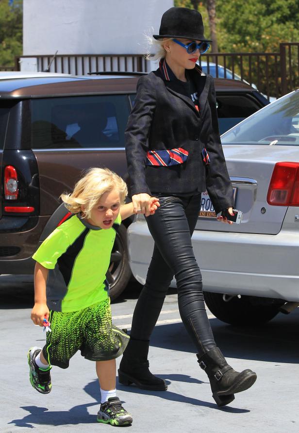 Gwen Stefani geht mit ihrem Sohn über einen Parkplatz.