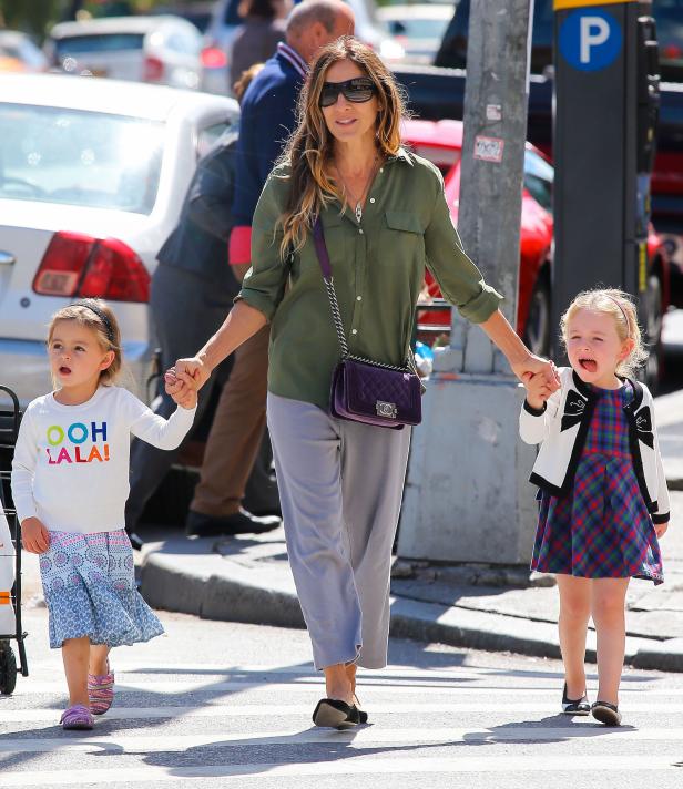 Sarah Jessica Parker überquert mit ihren Töchtern die Straße.
