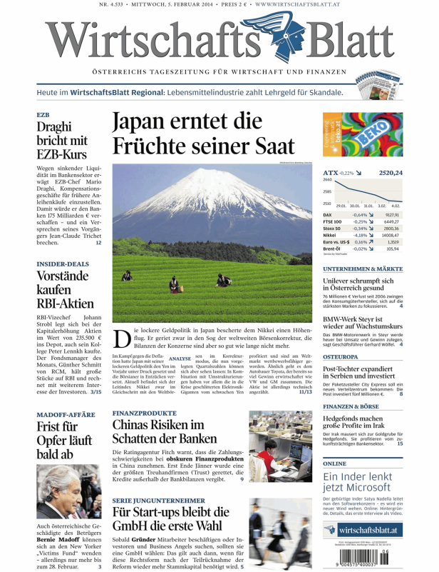 Blick auf den schneebedeckten Berg Fuji in Japan über grüne Felder mit Erntearbeitern.