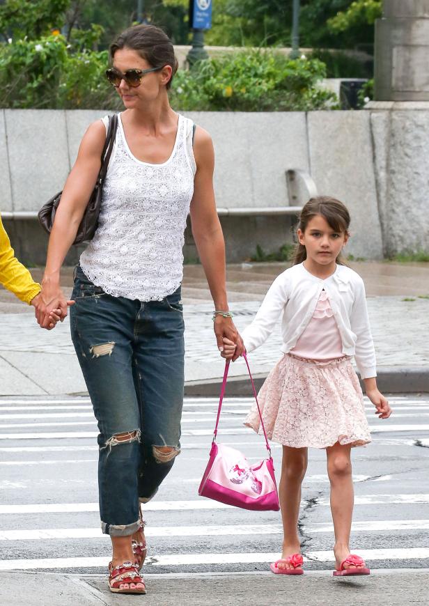 Katie Holmes mit ihrer Tochter Suri auf einem Zebrastreifen.