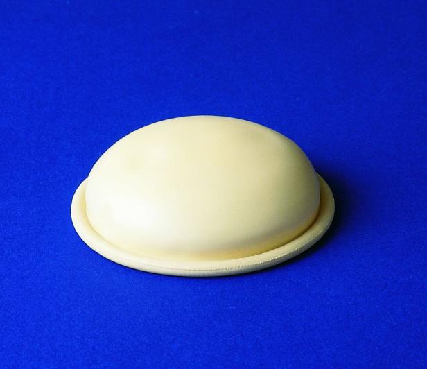Ein cremefarbener Melone auf blauem Hintergrund.