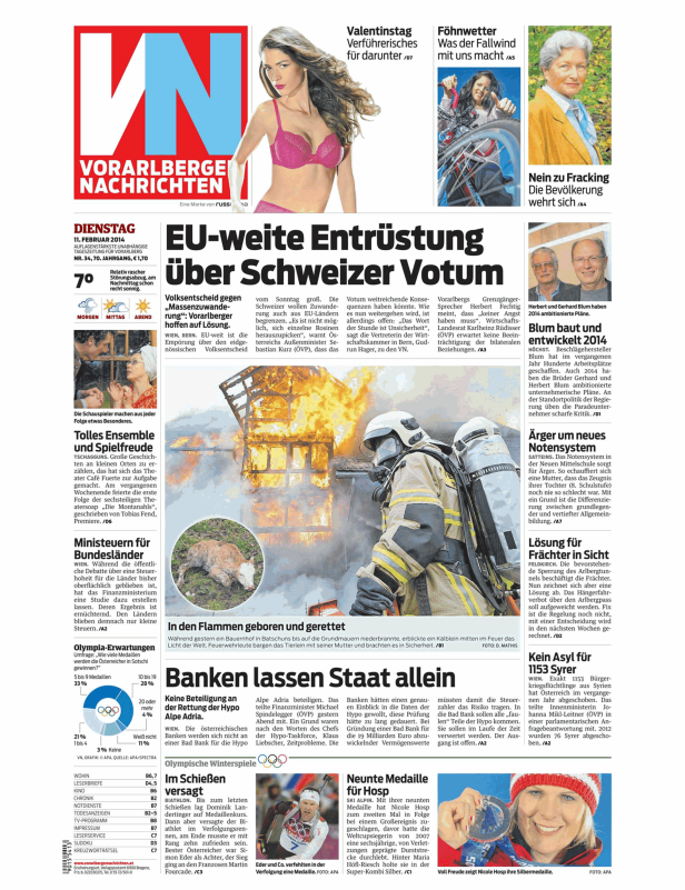 Feuerwehrleute retten ein Kälbchen aus einem brennenden Bauernhof in Batschuns.