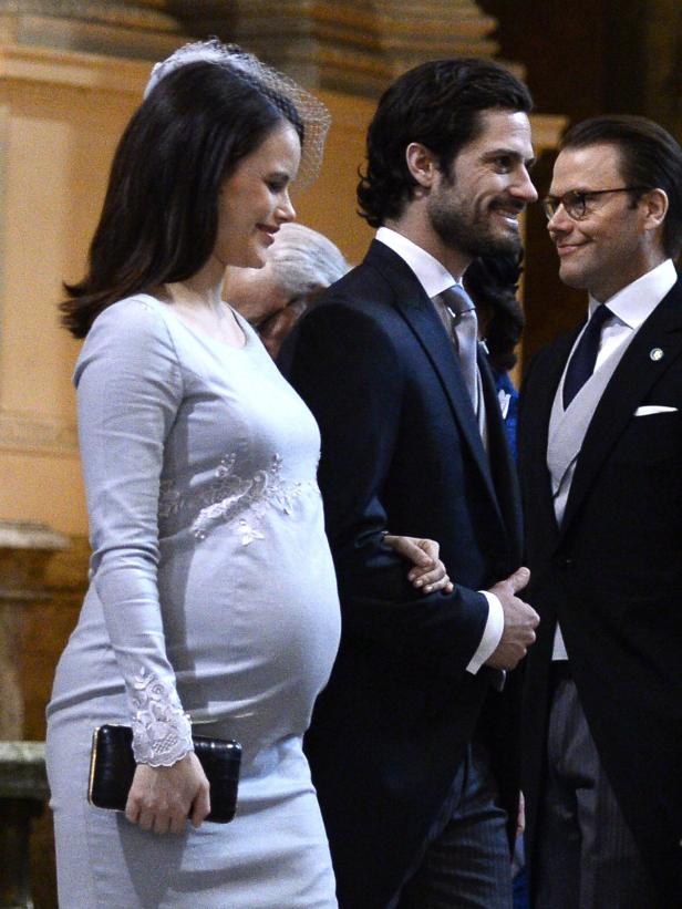 Prinzessin Sofia mit Babybauch in Begleitung von Prinz Carl Philip und Prinz Daniel.