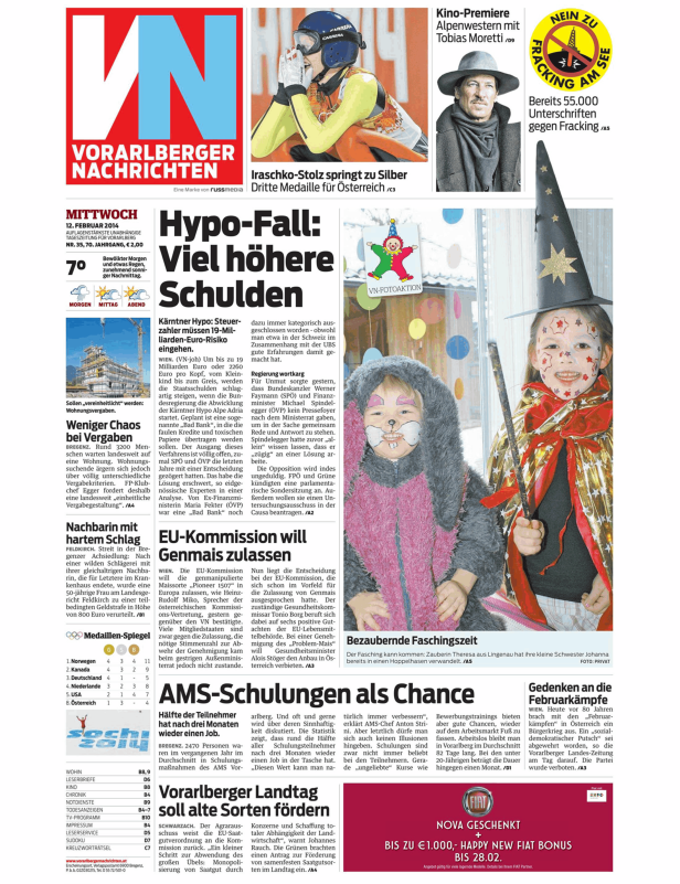 Zwei Kinder in Faschingskostümen, ein Mädchen als Zauberin, das andere als Hase.
