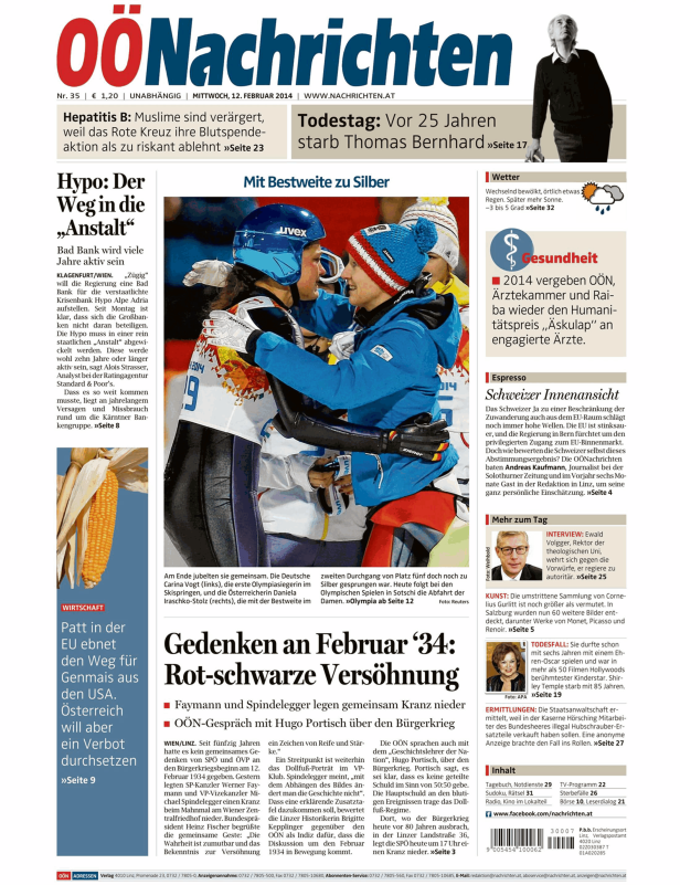 Die Skispringerinnen Carina Vogt und Daniela Iraschko-Stolz umarmen sich bei den Olympischen Spielen 2014 in Sotschi.
