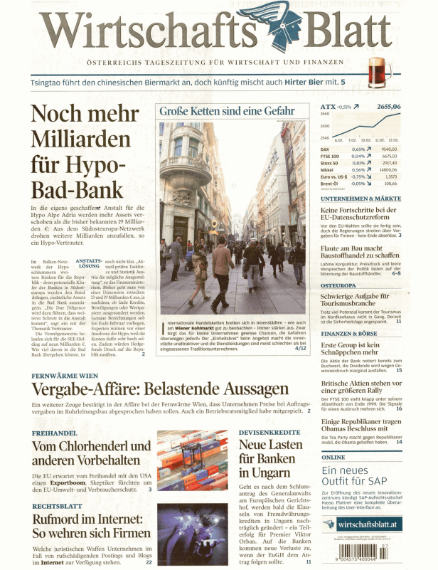 Eine belebte Straße in Wien mit Passanten und einem Cartier-Geschäft.